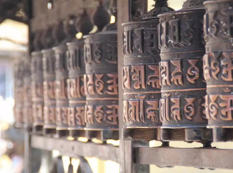 Gebetsmühlen in Kathmandu Reihe von Gebetsmühlen mit tibetischen Schriftzeichen in Nepal
