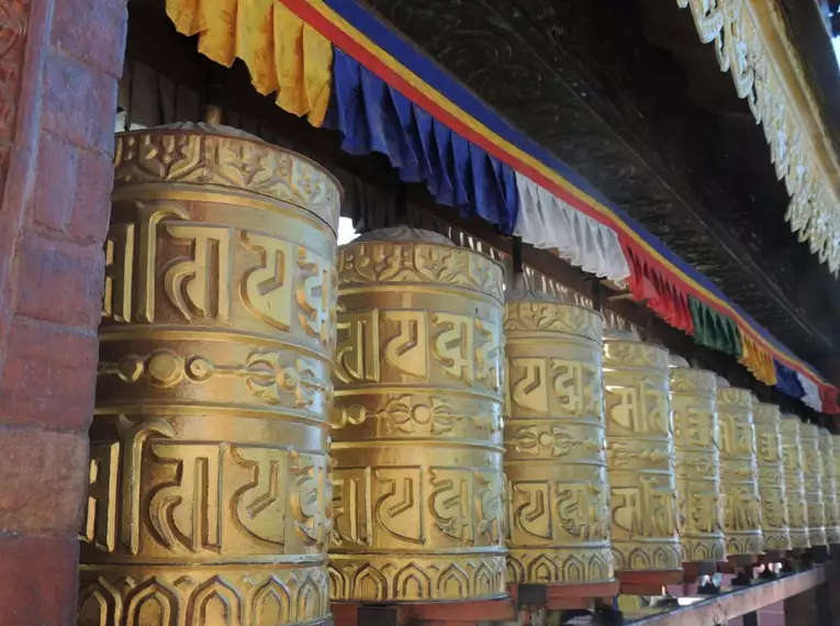 Goldene Gebetsmühlen mit tibetischen Schriftzeichen in Nepal.