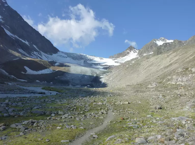 Blick auf ein alpines Tal mit Gletscher in den Stubaier Alpen.