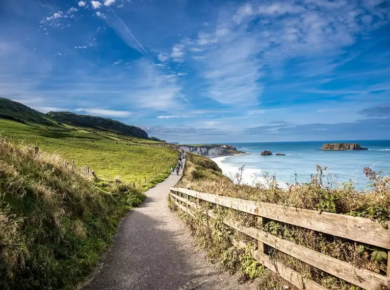 Unser Wanderweg entlang der Küste Küstenpfad in Irland mit blauem Himmel und Meer.