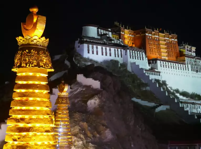 Beleuchteter Potala-Palast bei Nacht in Lhasa, Tibet.