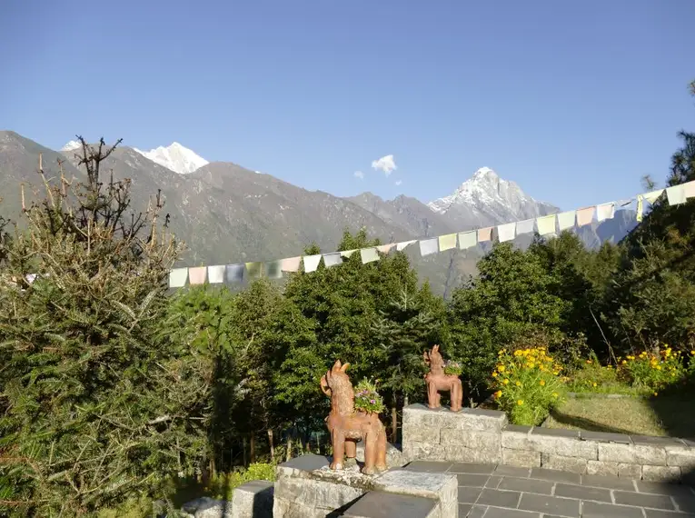 Panoramablick auf Himalaya-Berge mit Gebetsfahnen im Vordergrund in Nepal