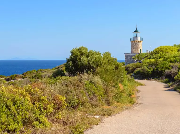 Leuchtturm entlang des Weges während unserer Küstenwanderweg Küstenweg auf Zakynthos mit Leuchtturm und Mittelmeerblick.