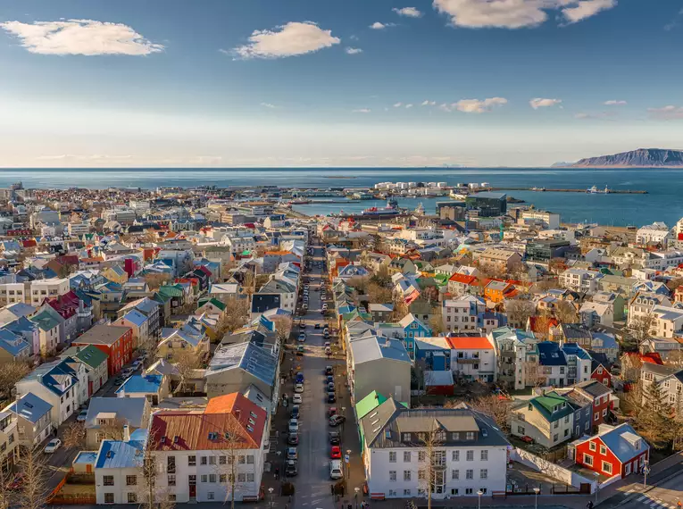 Reykjavik aus der Vogelperspektive Bunte Häuser in Reykjavik mit Meerblick, Island.