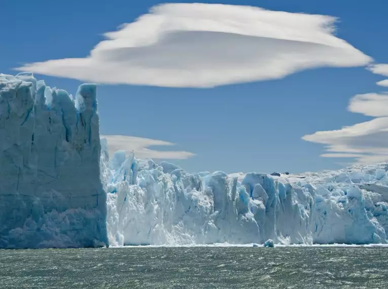 Perito Moreno Gletscher in Patagonien Der imposante Perito Moreno Gletscher in Patagonien vor blauem Himmel und Wolken.