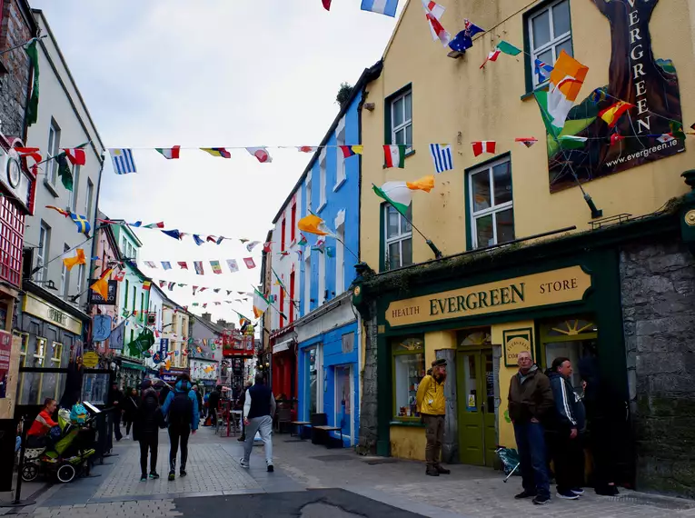 Historische Stätten und lebendige Kultur: Irland vereint Naturerlebnis mit Geschichte und lebendigen Pubs.