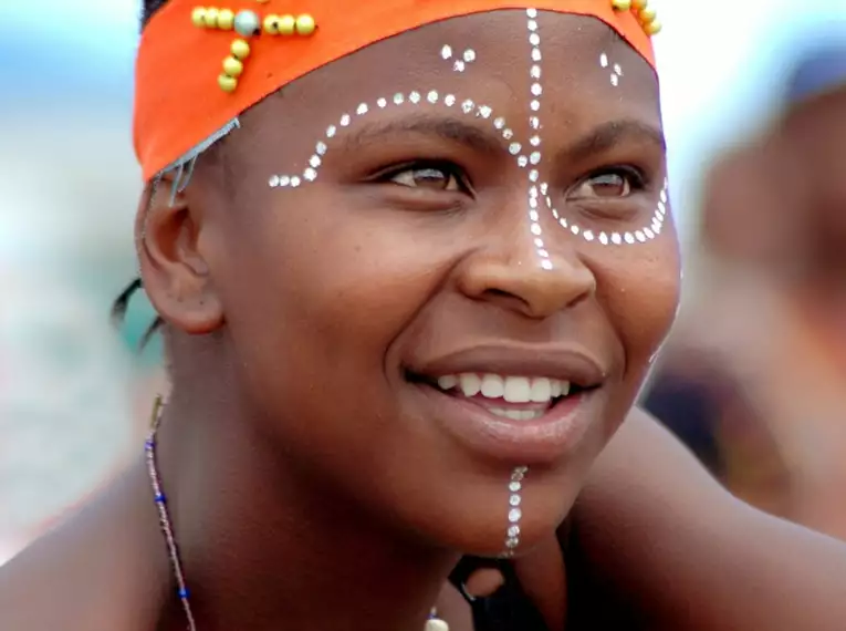 Ein Lächeln, das verbindet – Südafrikas kulturelle Vielfalt zeigt sich in Tradition, Ausdruck und Begegnung.