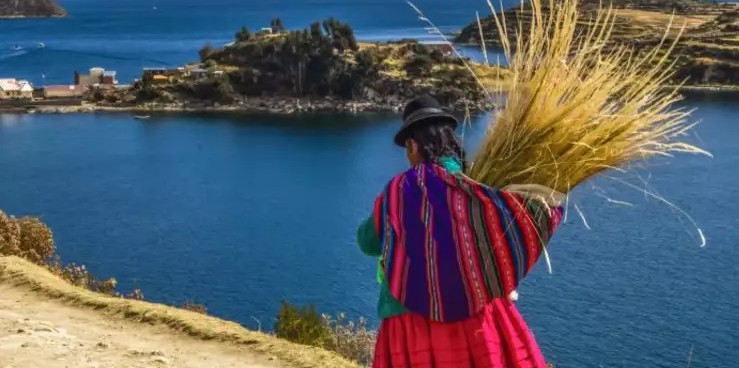 Peruanerin unterwegs in klassischer Tracht 