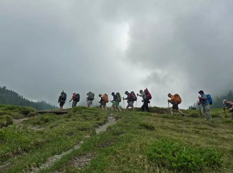 Sonnenschein, Nebel oder eine dramatische Wolkenkulisse – in den Alpen gehört das Wetter zum Abenteuer einfach dazu