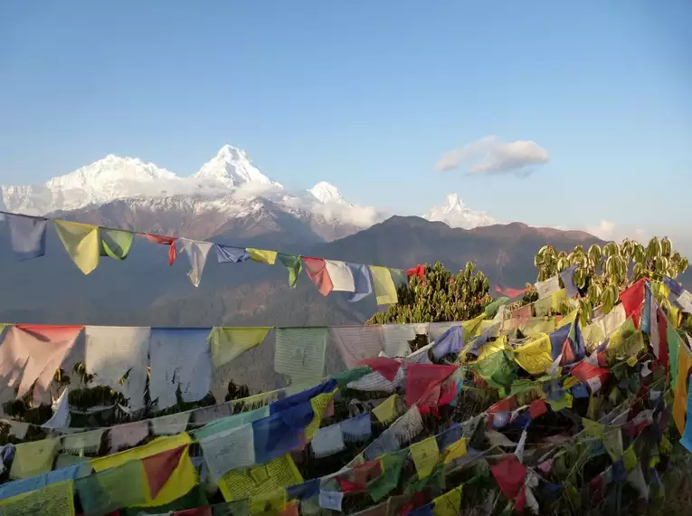 Gebetsfahnen in Nepal mit Blick auf die Annapurna