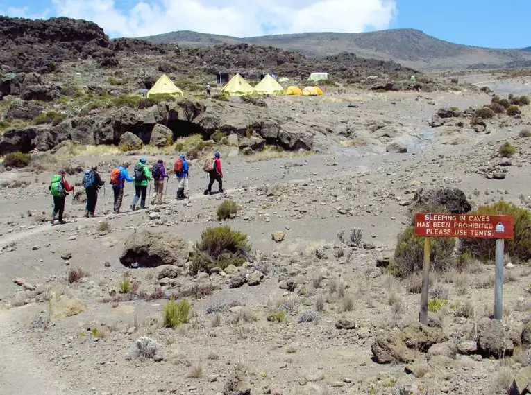 Typisches Camp in der alpinen Zone: Hier wird deutlich, wie sich Landschaft und Bedingungen mit zunehmender Höhe verändernGEschafft