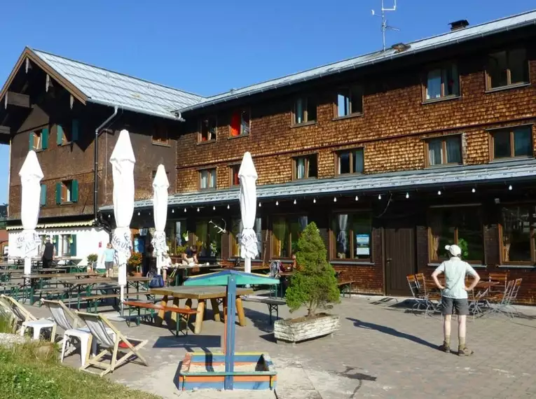 Gemütliche Berghütten, gemeinsame Abende und mehrere Tage in den Bergen – das Allgäu bietet ideale Voraussetzungen für die erste Hüttenwanderung