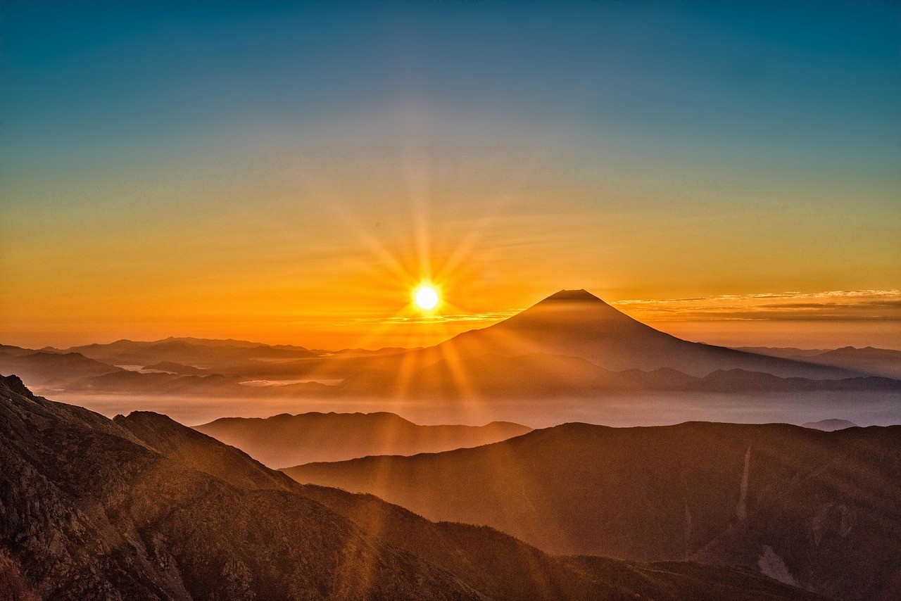Sonnenuntergang in den Japanischen Alpen mit Blick auf den Fuji